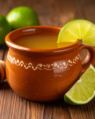 Canchánchara in a terracotta mug