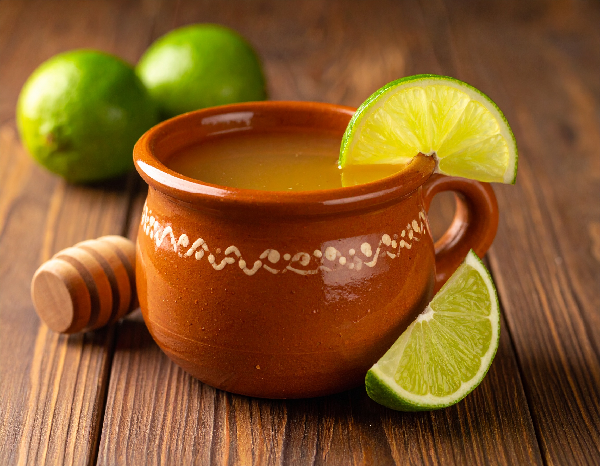 Canchánchara in a terracotta mug