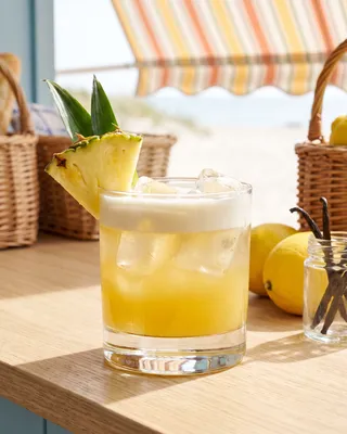 Københavnerstang in a rocks glass with pineapple